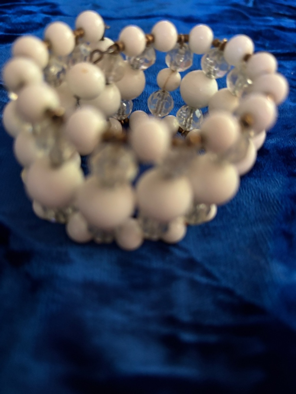 Miriam Haskell Vintage White milk beads & glass bead memory wire bracelet - Picture 7 of 7